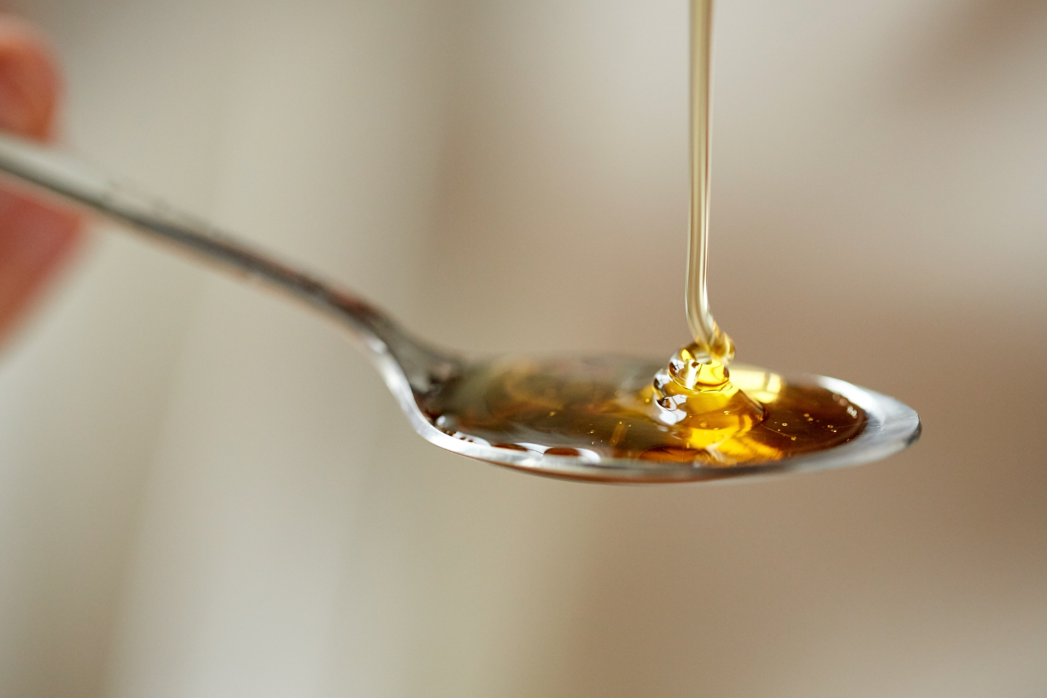 spoon of manuka honey